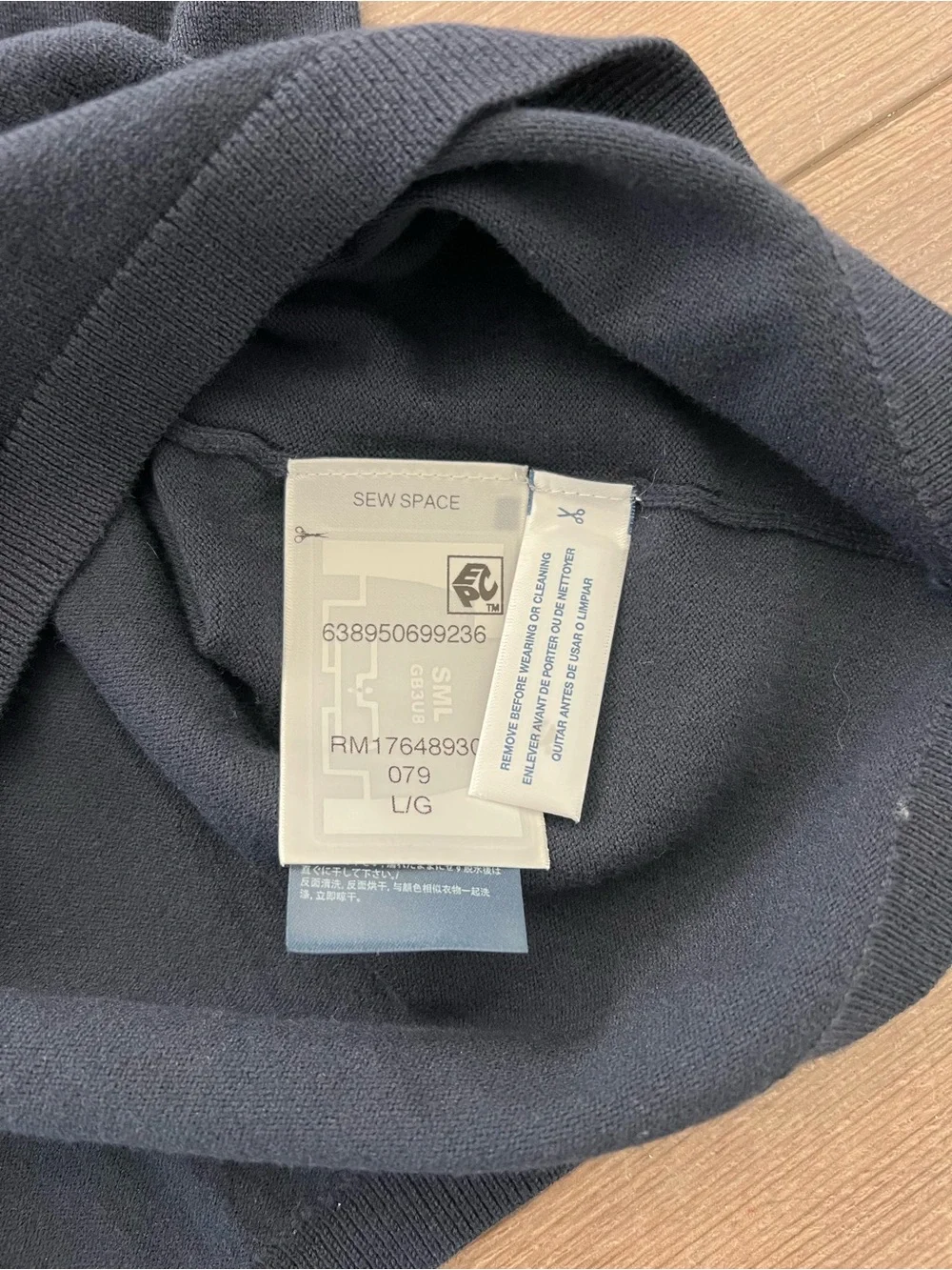 NWT Tommy Hilfiger Women’s V-neck Sweater Large